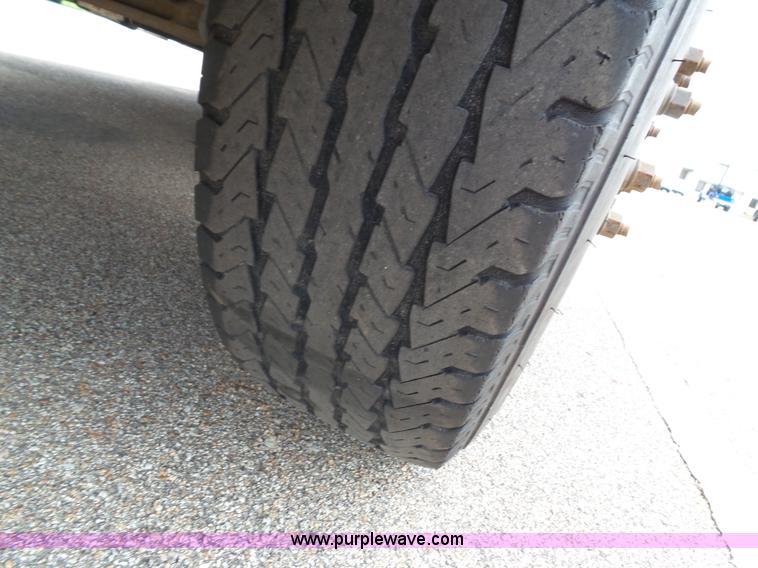 image for item J4037 2010 Ford E450 Super Duty shuttle bus