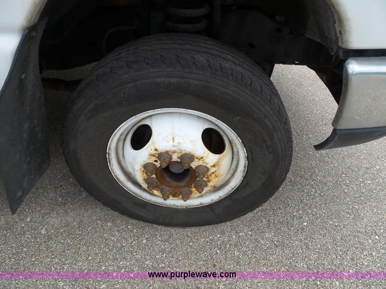 image for item J4037 2010 Ford E450 Super Duty shuttle bus