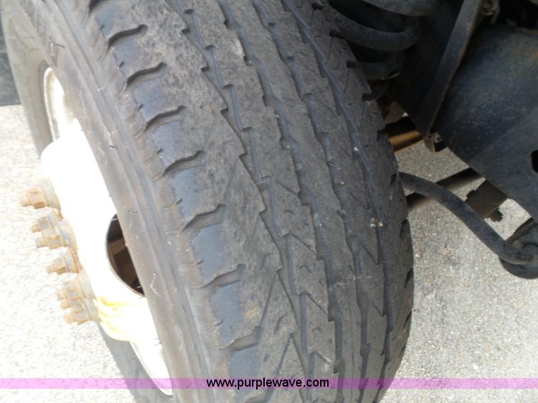 image for item J4037 2010 Ford E450 Super Duty shuttle bus