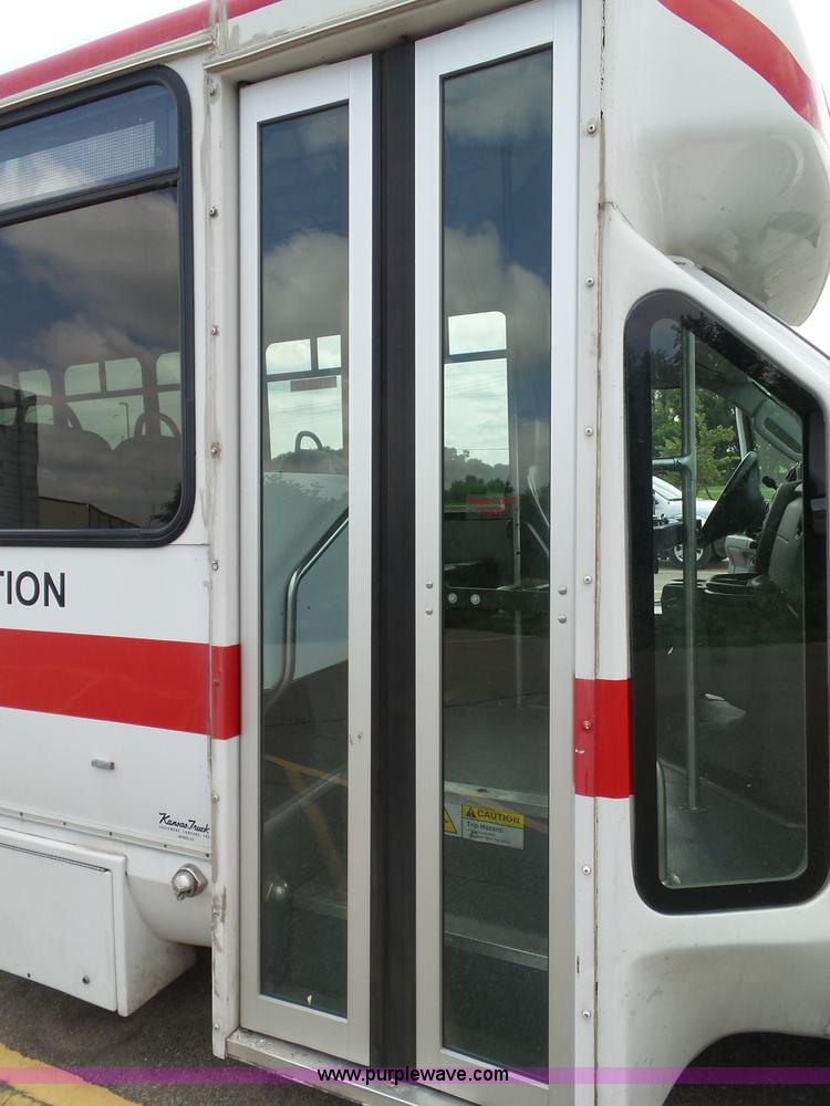 image for item J4037 2010 Ford E450 Super Duty shuttle bus