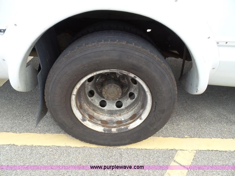 image for item J4037 2010 Ford E450 Super Duty shuttle bus