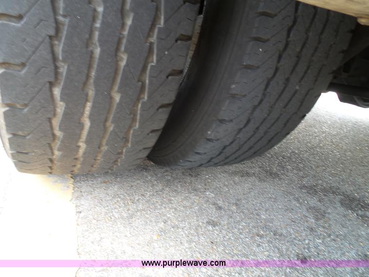 image for item J4037 2010 Ford E450 Super Duty shuttle bus