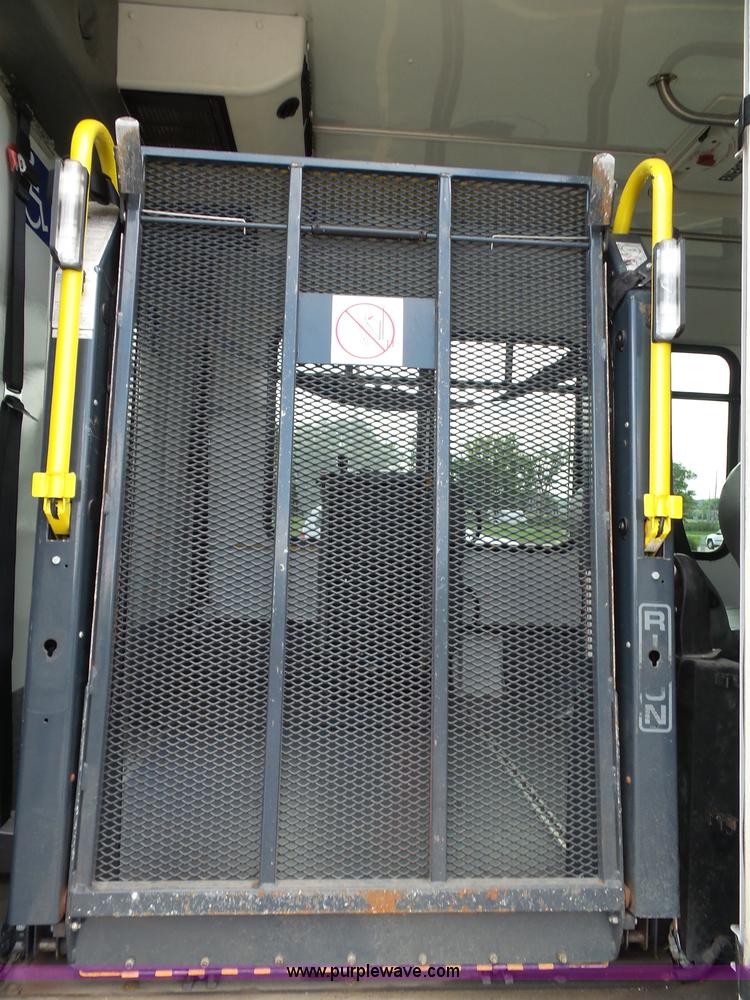 image for item J4037 2010 Ford E450 Super Duty shuttle bus