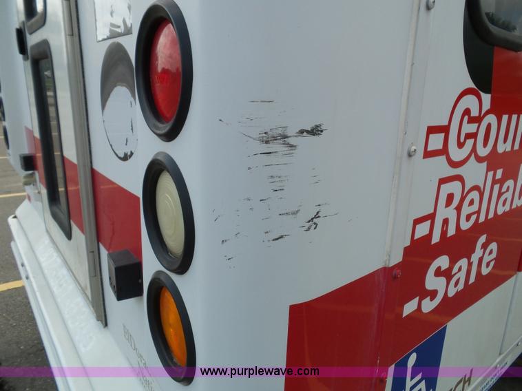 image for item J4037 2010 Ford E450 Super Duty shuttle bus