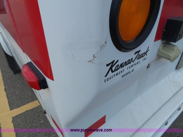 image for item J4037 2010 Ford E450 Super Duty shuttle bus