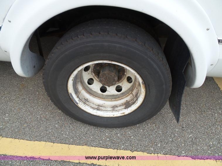 image for item J4037 2010 Ford E450 Super Duty shuttle bus