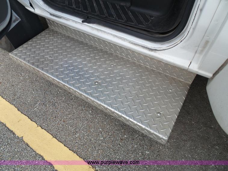 image for item J4037 2010 Ford E450 Super Duty shuttle bus