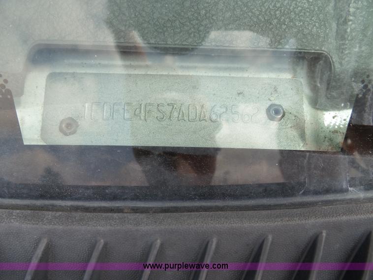 image for item J4037 2010 Ford E450 Super Duty shuttle bus