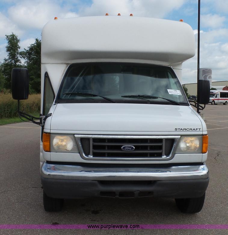 image for item J4038 2007 Ford E350 Super Duty shuttle bus