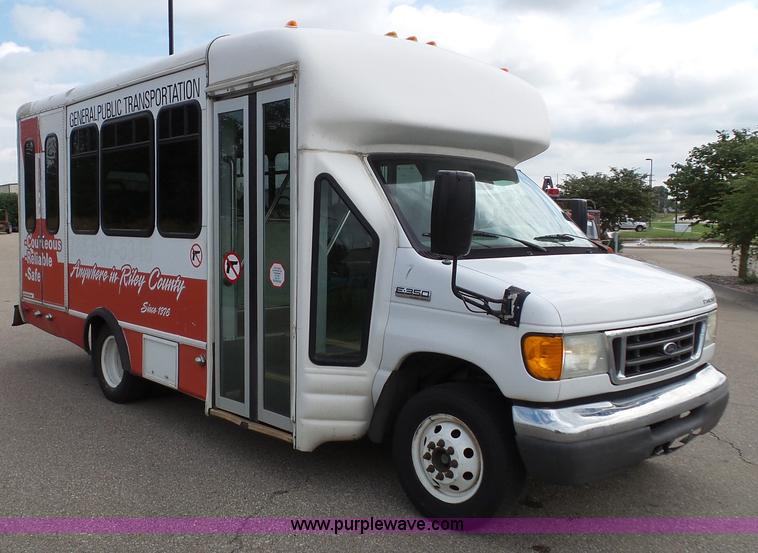 image for item J4038 2007 Ford E350 Super Duty shuttle bus