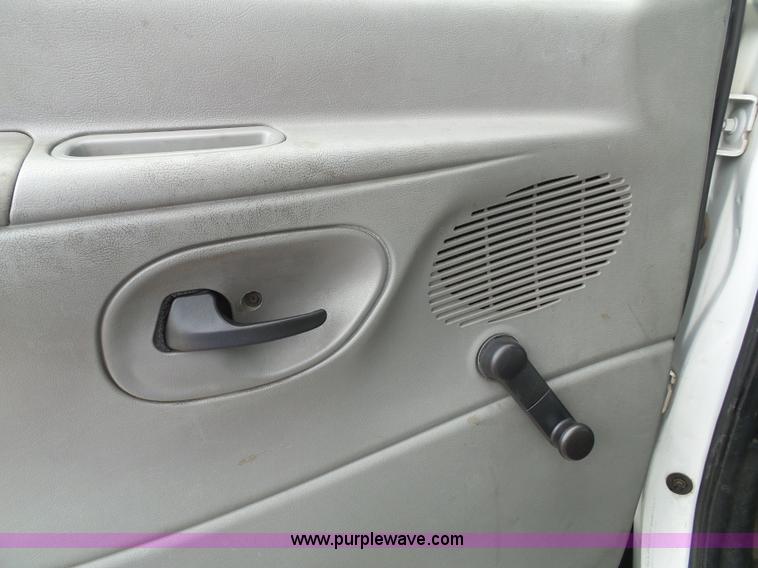 image for item J4038 2007 Ford E350 Super Duty shuttle bus