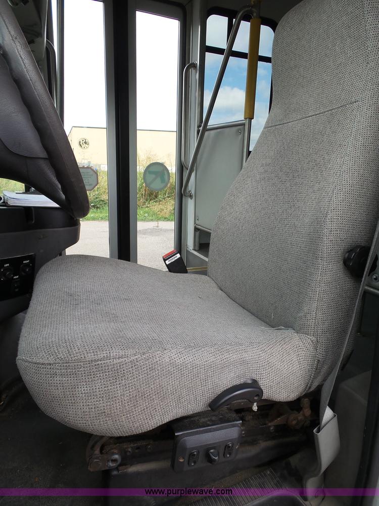 image for item J4038 2007 Ford E350 Super Duty shuttle bus
