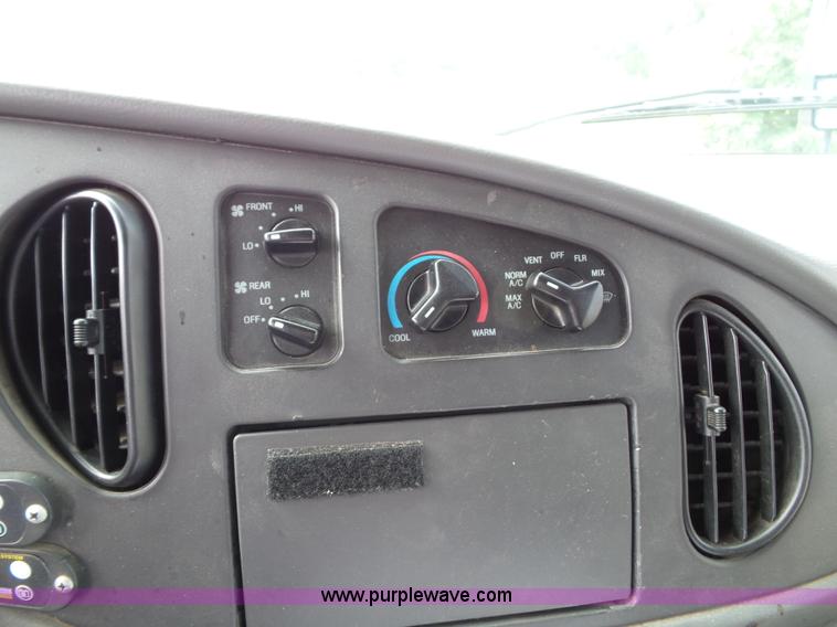 image for item J4038 2007 Ford E350 Super Duty shuttle bus