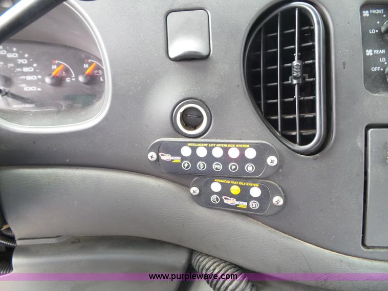 image for item J4038 2007 Ford E350 Super Duty shuttle bus