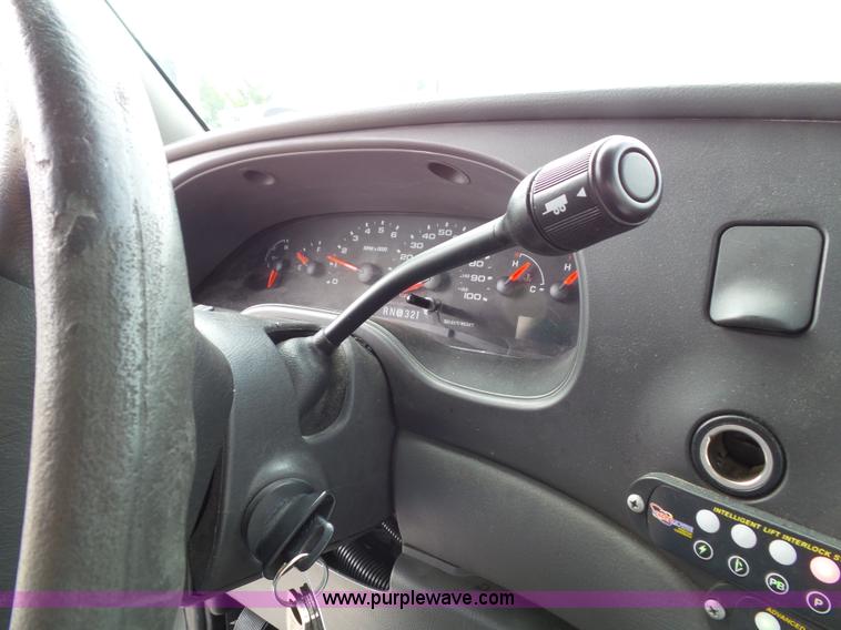 image for item J4038 2007 Ford E350 Super Duty shuttle bus