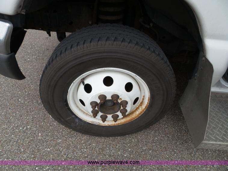 image for item J4038 2007 Ford E350 Super Duty shuttle bus