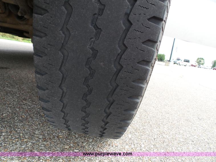 image for item J4038 2007 Ford E350 Super Duty shuttle bus