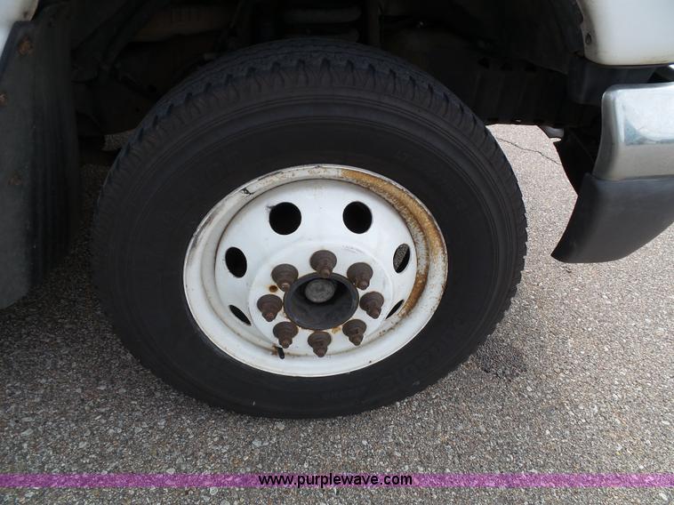 image for item J4038 2007 Ford E350 Super Duty shuttle bus