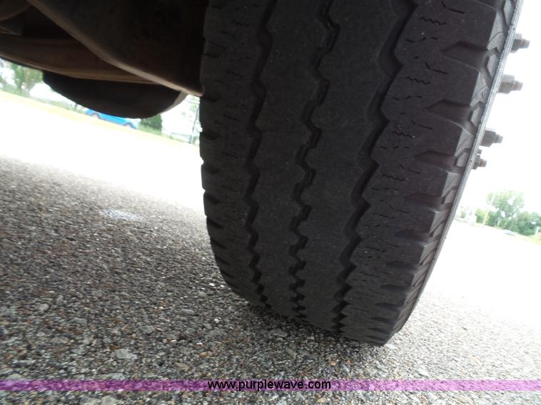 image for item J4038 2007 Ford E350 Super Duty shuttle bus