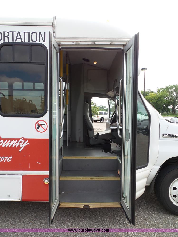 image for item J4038 2007 Ford E350 Super Duty shuttle bus