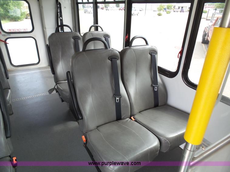 image for item J4038 2007 Ford E350 Super Duty shuttle bus