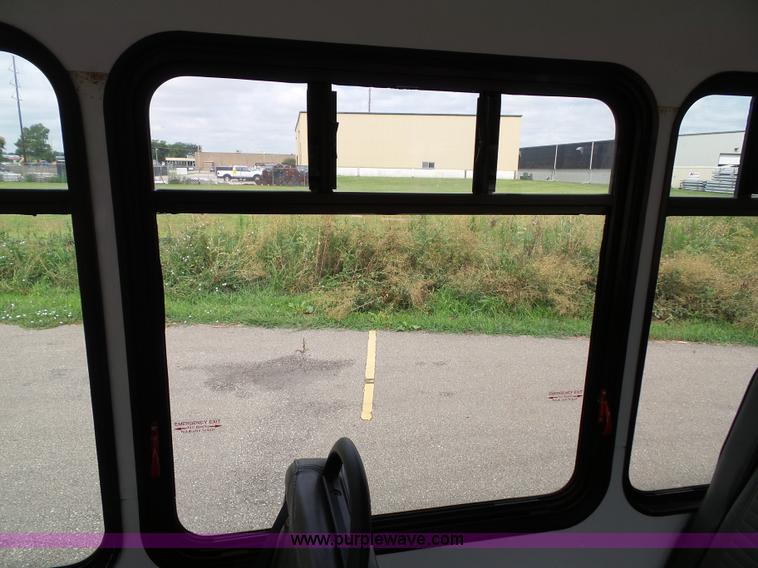 image for item J4038 2007 Ford E350 Super Duty shuttle bus