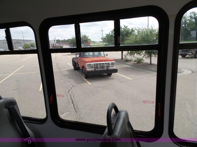 image for item J4038 2007 Ford E350 Super Duty shuttle bus