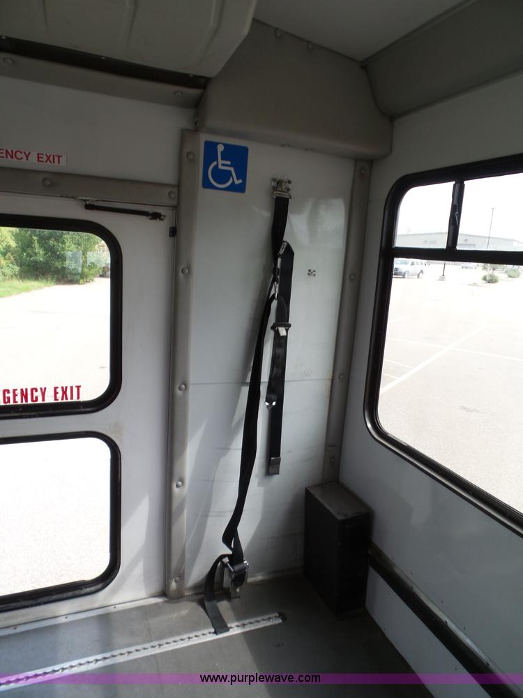 image for item J4038 2007 Ford E350 Super Duty shuttle bus