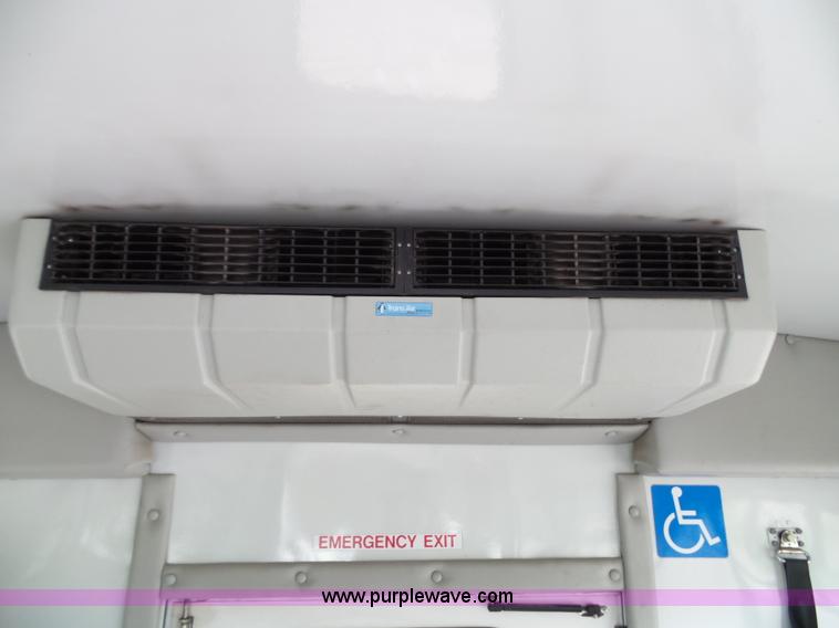 image for item J4038 2007 Ford E350 Super Duty shuttle bus