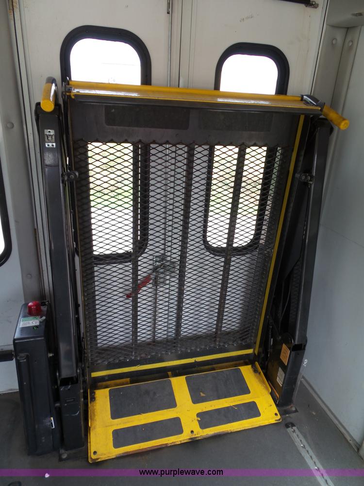 image for item J4038 2007 Ford E350 Super Duty shuttle bus