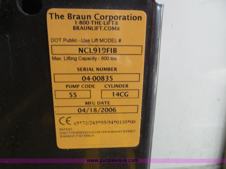 image for item J4038 2007 Ford E350 Super Duty shuttle bus