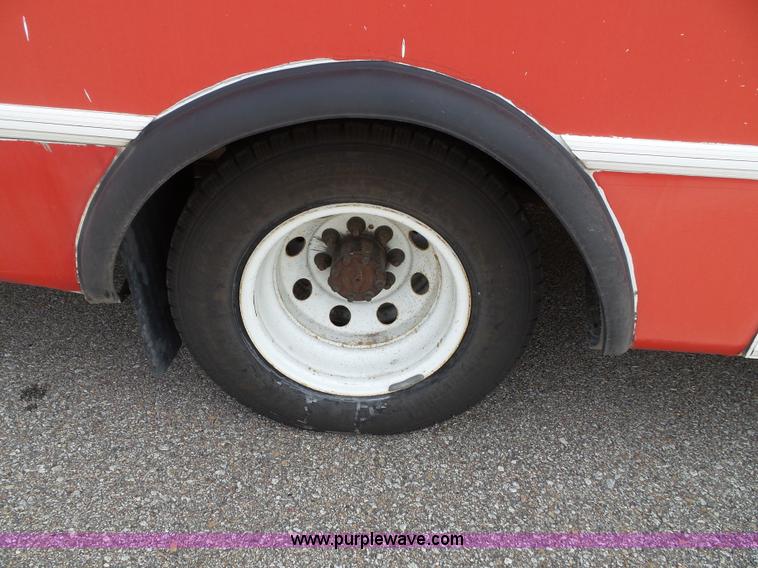 image for item J4038 2007 Ford E350 Super Duty shuttle bus