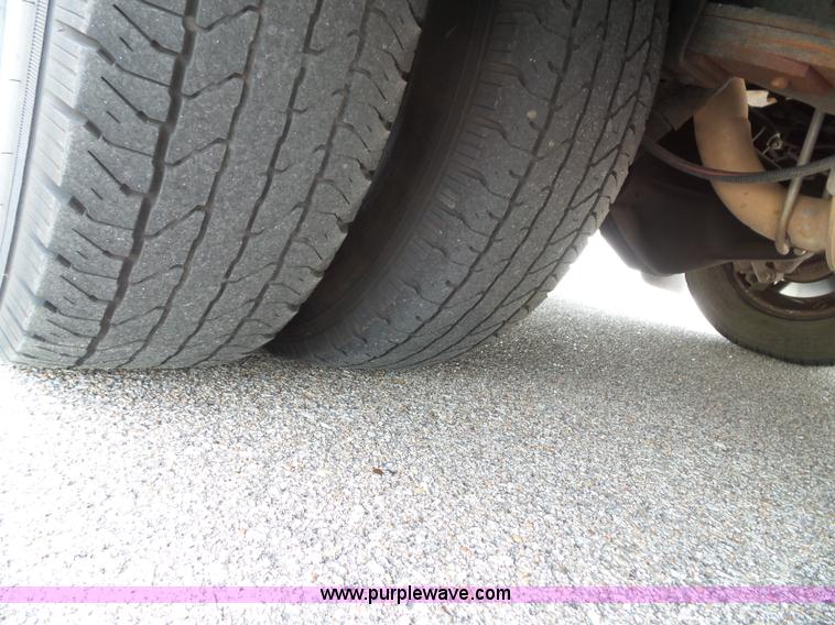 image for item J4038 2007 Ford E350 Super Duty shuttle bus