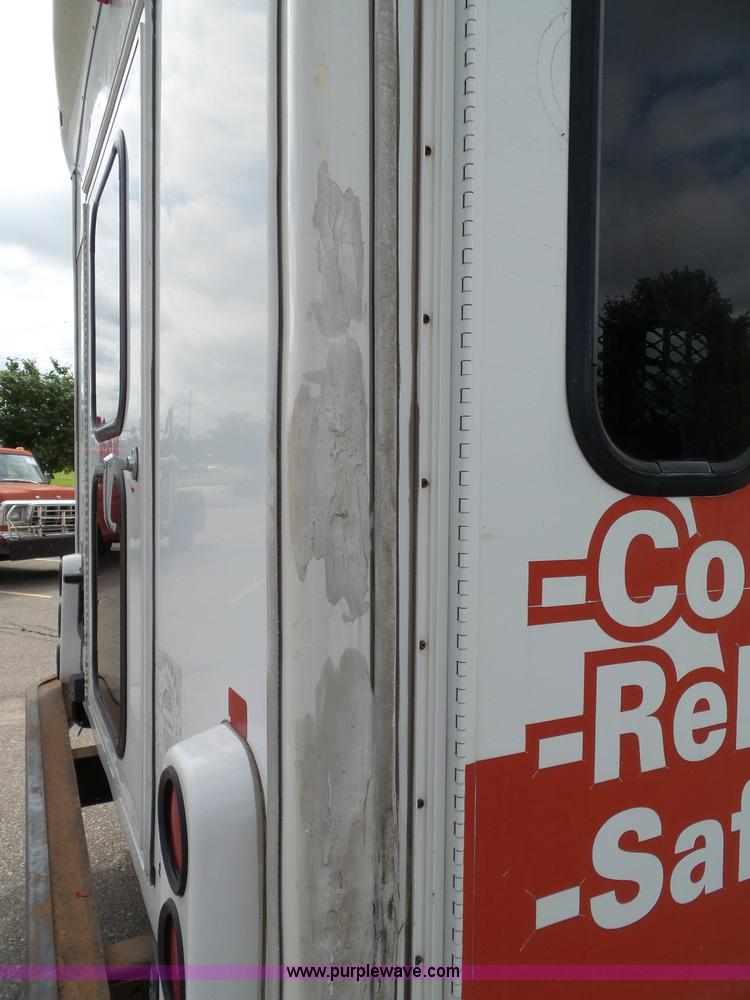 image for item J4038 2007 Ford E350 Super Duty shuttle bus