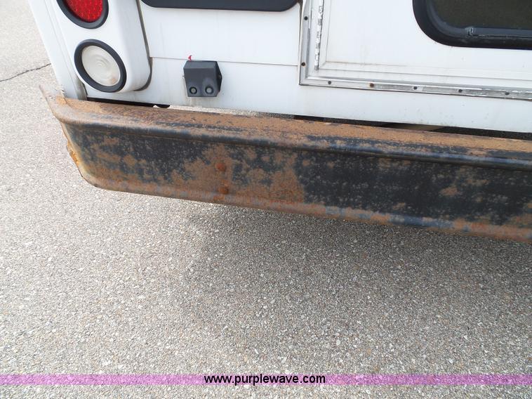 image for item J4038 2007 Ford E350 Super Duty shuttle bus