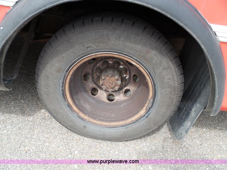 image for item J4038 2007 Ford E350 Super Duty shuttle bus