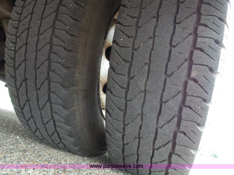 image for item J4038 2007 Ford E350 Super Duty shuttle bus