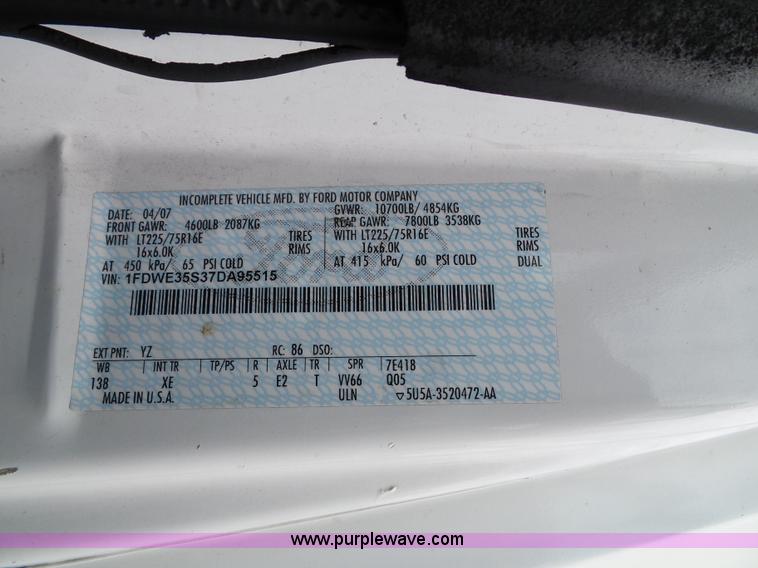 image for item J4038 2007 Ford E350 Super Duty shuttle bus