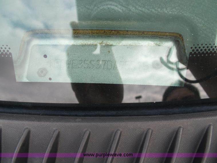 image for item J4038 2007 Ford E350 Super Duty shuttle bus