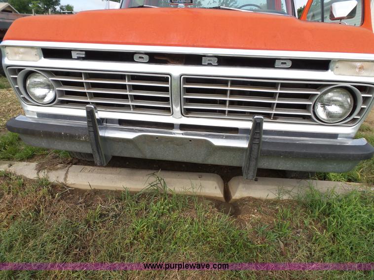 image for item J4042 1975 Ford F150 Custom pickup truck