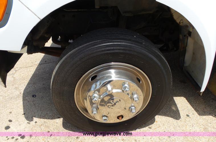 image for item K1184 2001 Ford F650 rollback truck