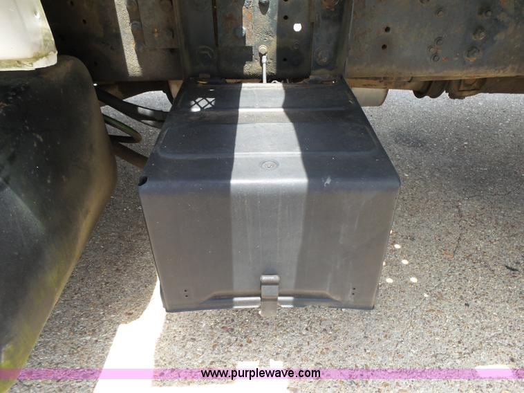 image for item K1184 2001 Ford F650 rollback truck