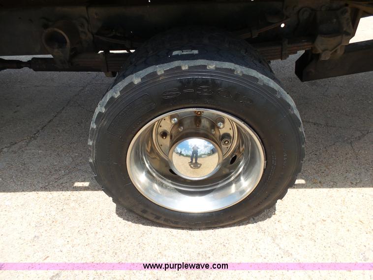 image for item K1184 2001 Ford F650 rollback truck