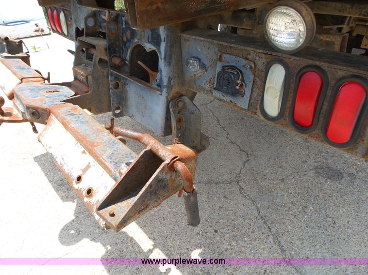 image for item K1184 2001 Ford F650 rollback truck