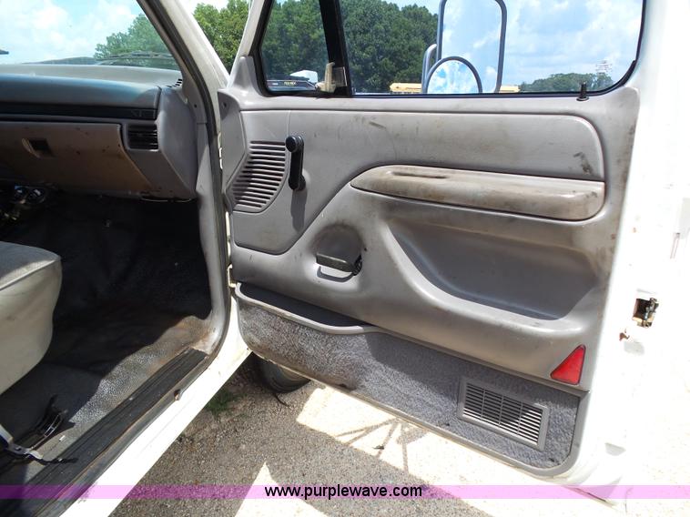 image for item K1185 1997 Ford F450 Super Duty service truck with crane