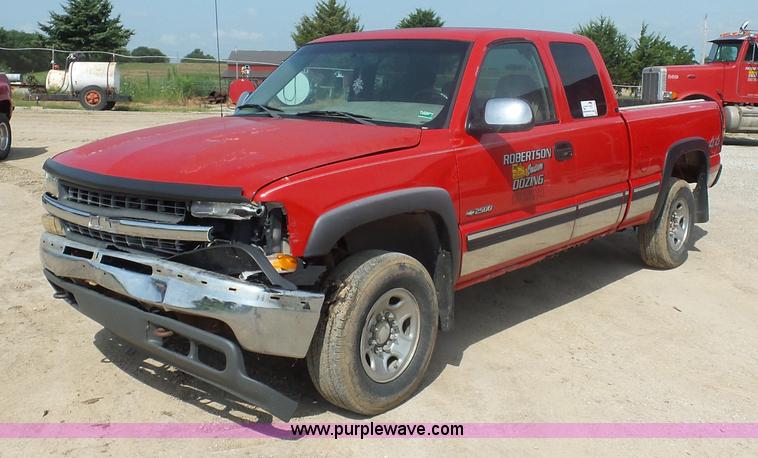 image for item K1720 2000 Chevrolet Silverado 2500 Ext. Cab pickup truck