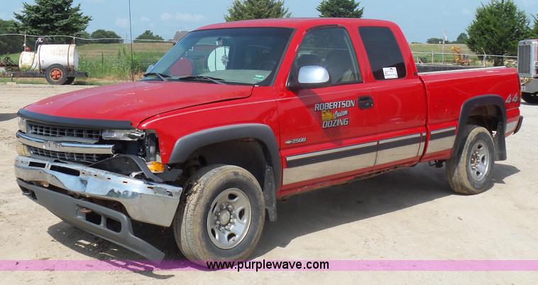 image for item K1720 2000 Chevrolet Silverado 2500 Ext. Cab pickup truck