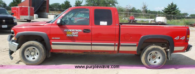 image for item K1720 2000 Chevrolet Silverado 2500 Ext. Cab pickup truck