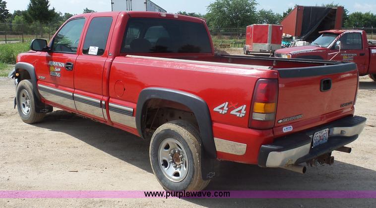 image for item K1720 2000 Chevrolet Silverado 2500 Ext. Cab pickup truck