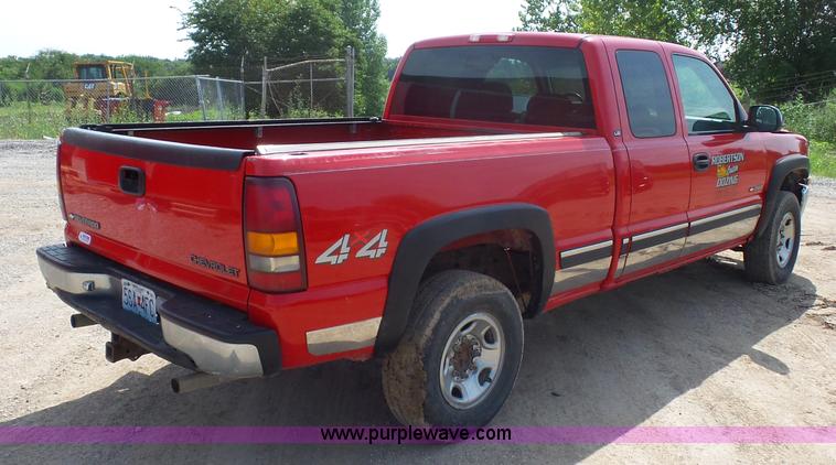 image for item K1720 2000 Chevrolet Silverado 2500 Ext. Cab pickup truck
